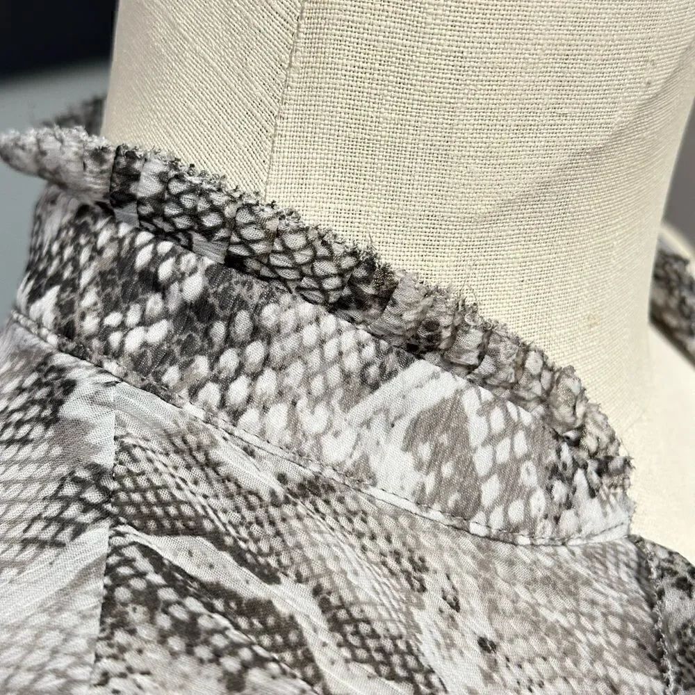 White House Black Market Snake Print Sleeveless Blouse Size 2 - Picture 5 of 12